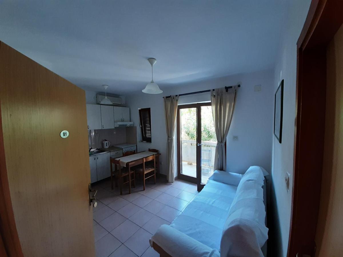 Apartments Keti Паг Екстериор снимка